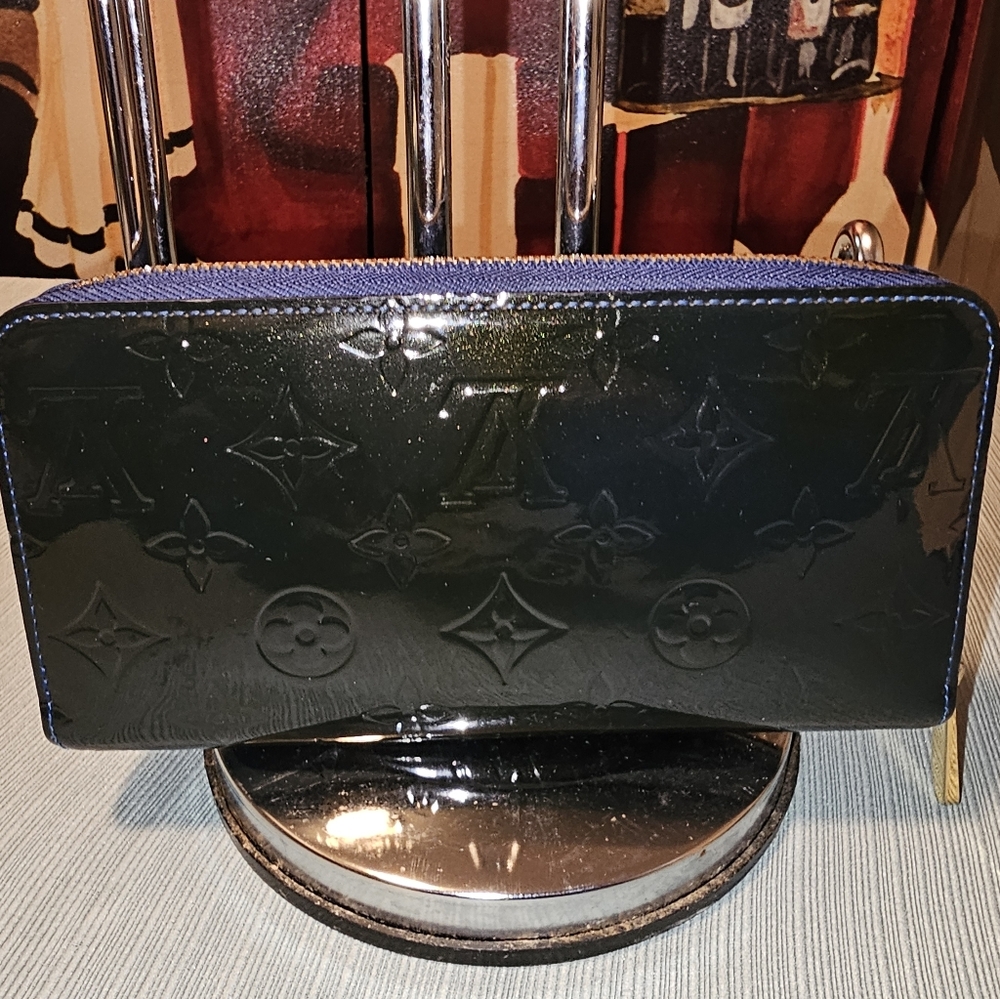 EUC Louis Vuitton Blue Vernis Embossed Wallet - Picture 7 of 12